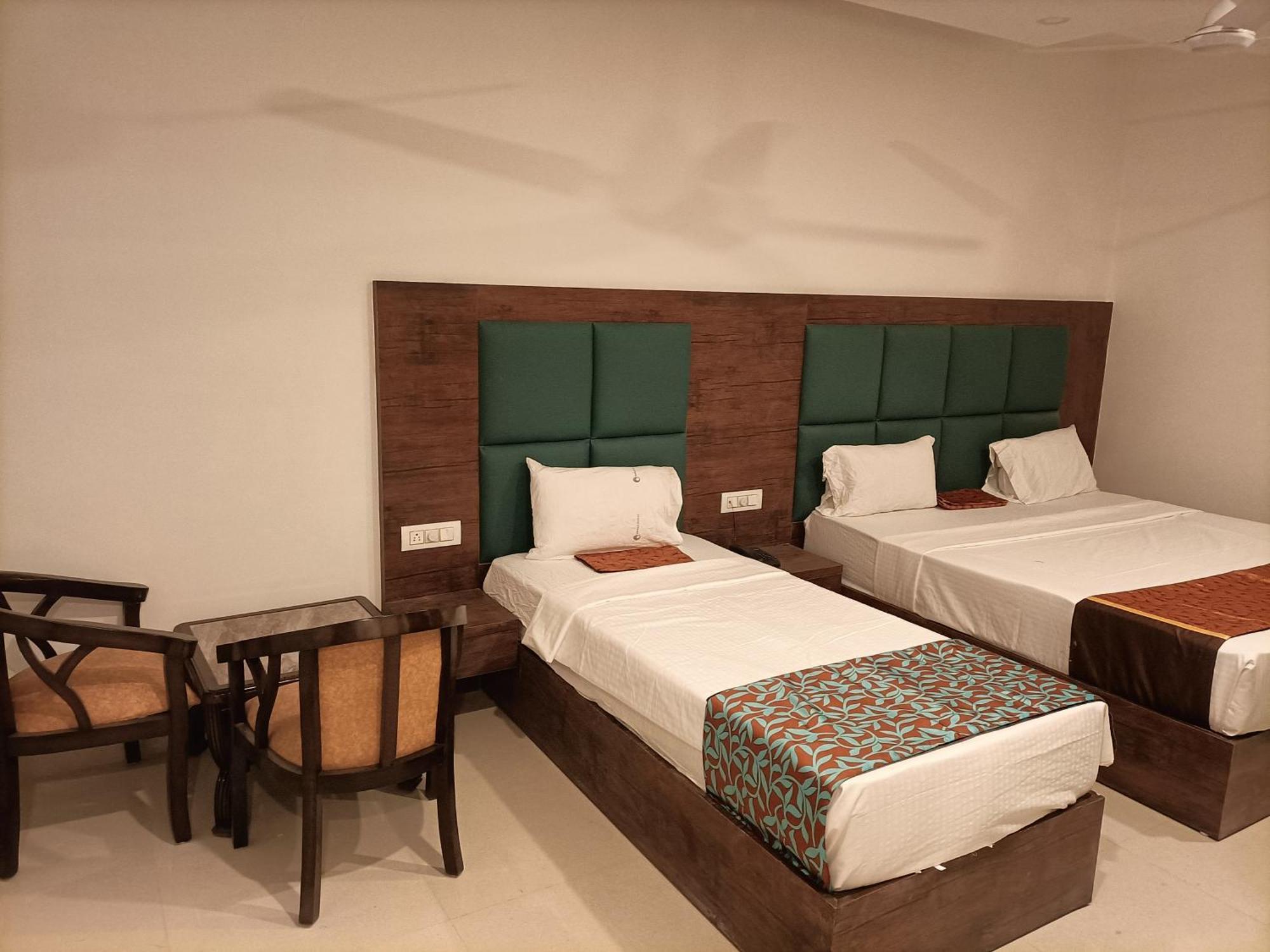 Blue Near Delhi Airport 4* New Delhi